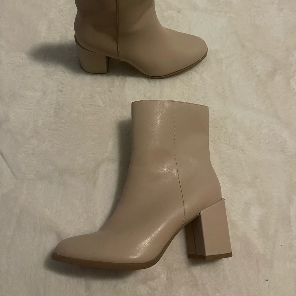 Women’s high shafted heeled boots. Rounded toe, light taupe color.